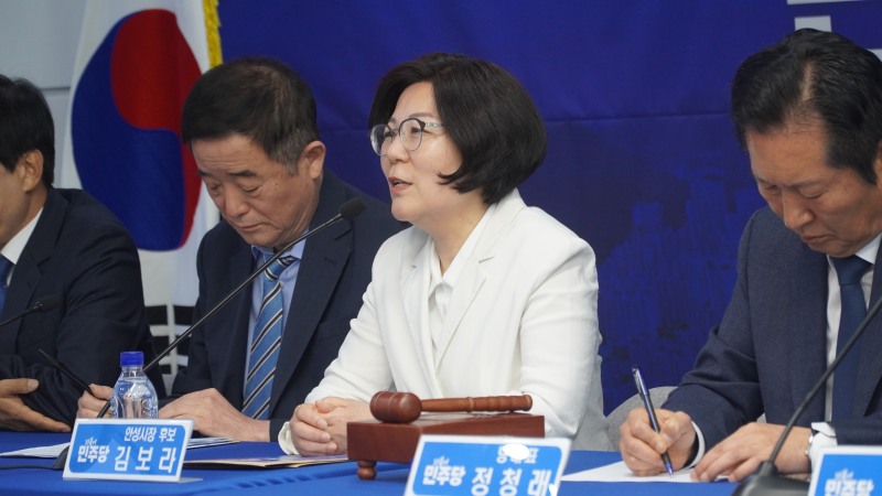 김보라 더불어민주당 안성시장 후보가 발언하고 있다./김모라후보 선것사무소