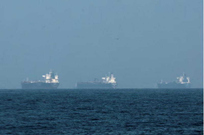 호르무즈해협 봉쇄로 인근 해안에 정박중인 유조선들. 사진=AP, 연합뉴스