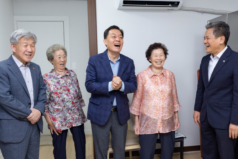 지난해 8월 수원에 거주하고 있는 독립유공자 후손 집수리 지원사업 완료 가구에서 집들이가 열려 이재준 수원시장 등 관계자들이 축하를 하고 있다./수원시