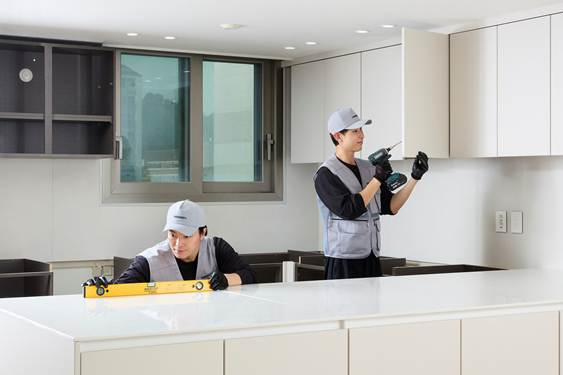 (이미지 제공=한샘) 한샘 부엌 설치를 진행하는 홈테크 엔지니어 모습