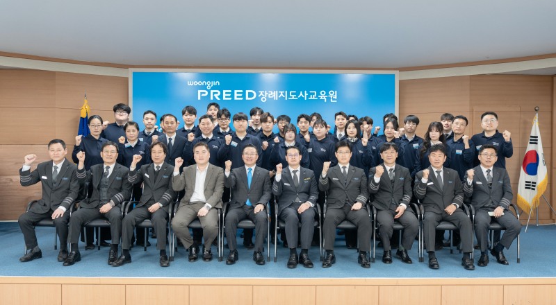 지난 24일 열린 웅진프리드라이프 장례지도사 교육원 제1기 수료식에서 문호상 대표와 수료생들이 기념촬영을 하고 있다./웅진프리드라이프