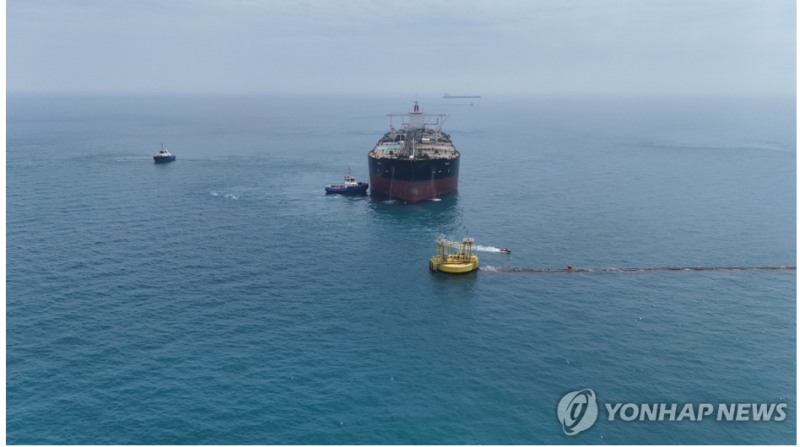 이란 원유 400만배럴을 실은 유조선이 지난 24일(현지시간) 호르무즈해협을 통과했다고 로이터통신이 보도했다. 사진=로이터통신, 연합뉴스