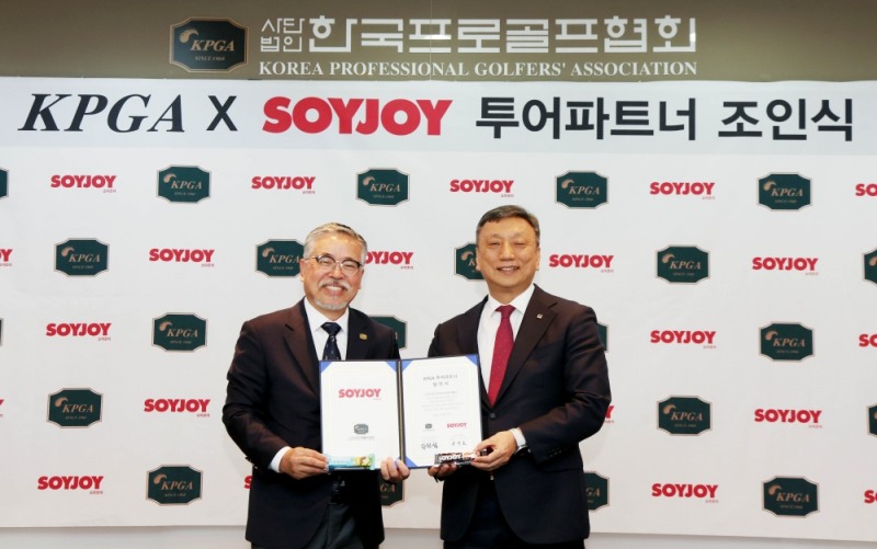 왼쪽부터 투어 파트너 조인식에 참석한 김원섭 KPGT 대표이사와 문성호 한국오츠카제약 대표이사. /KPGA