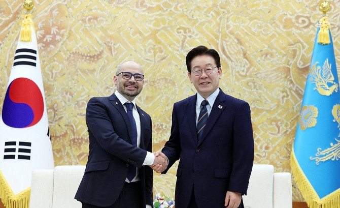 (오른쪽부터)이재명 대통령과 데미스 허사비스 구글 딥마인드 CEO가 27일 접견에 앞서 기념촬영을 하고 있다. 사진=연합뉴스