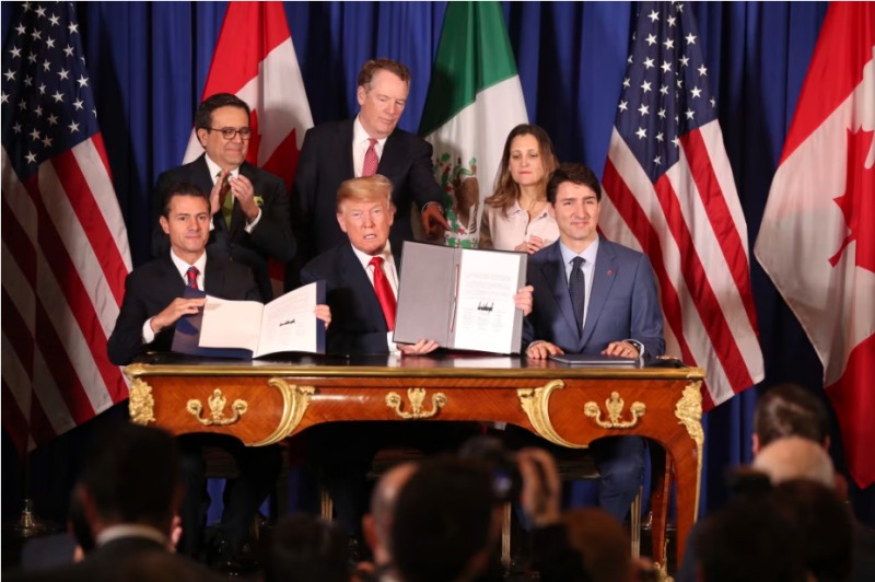 현대차 도요타 등 외국차업체들은 27일(현지시간) 저가 보급형 모델에 대한 관세 혜택이 취소되면 미국에 공급을 중단하는 방안을 검토하고 있다고 월스트리트저널(WSJ)이 27일(현지시간) 보도했다.사진=2018년 당시 미-멕시코-캐나다간 무역협정 체결 장면. 사진=AP