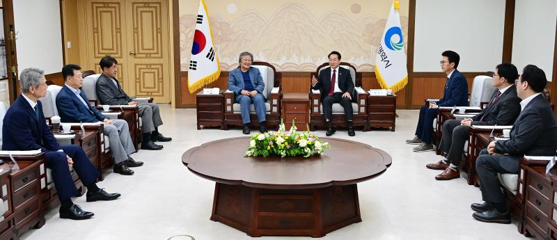 유정복 인천광역시장이 28일 시청 접견실에서 열린 '핵석 조각공원 및 핸드백박물관 조성 양해각서 체결식'에서 인사말을 하고 있다./인천시