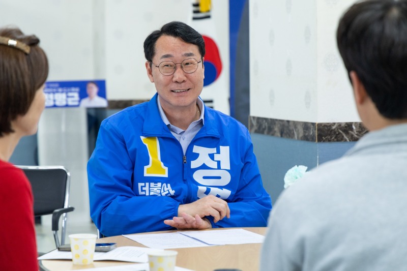 정명근 민주당 화성시장 후보가 작은도서관연합회 관계자들과 대화를 나누고 있더./정명근 선거사무소