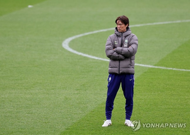 훈련 지켜보는 홍명보 감독 / 사진=연합뉴스