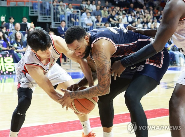 정관장의 박지훈과 KCC 숀롱이 치열한 볼 싸움을 벌이고 있다. 사진=연합뉴스