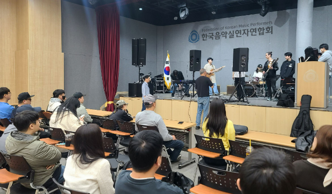 음실련 뮤즈홀에서 현업 중심 실습 교육을 받고 있는 학생들. (사진제공=음실련)