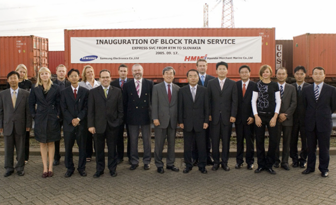 현대상선이 2005년 9월17일 개최한 네덜란드 로테르담항과 슬로바키아의 갈란타 간 직통열차 서비스 진수식에서 참석자들이 기념 촬영을 하고 있다. 사진= HMM 50년사