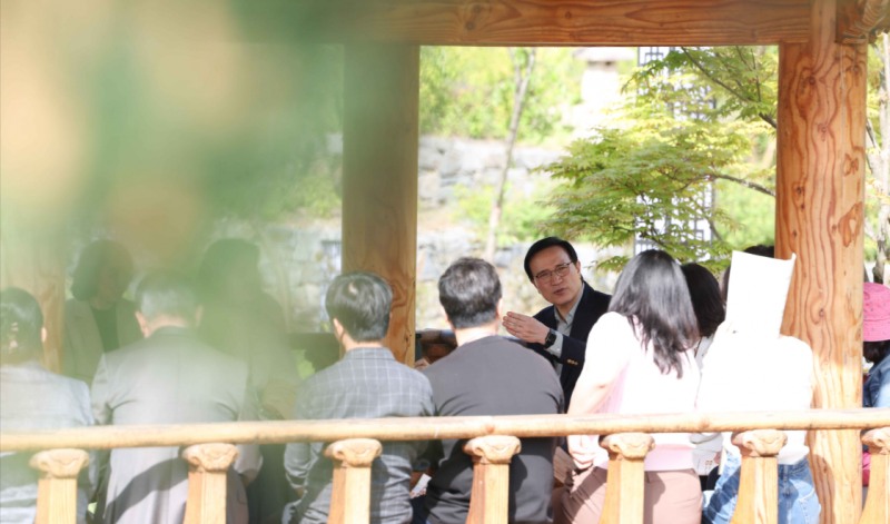 임태희 경기교육감 후보가 일선 선생님들과 소통을 하고있다./임태희 미래교육캠프