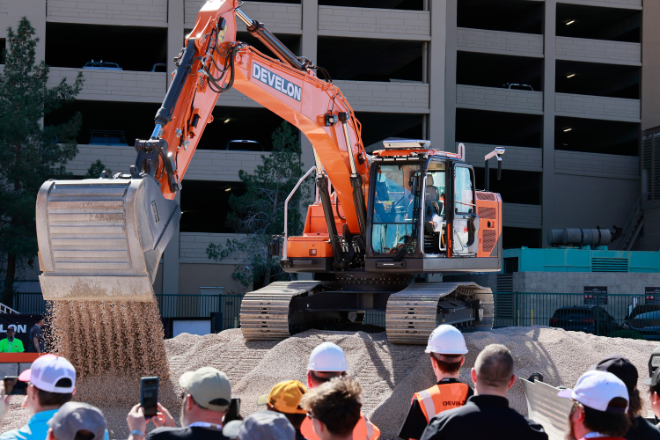 HD현대사이트솔루션이 조종석에 운전자가 없는 무인 자율 굴착기를 북미 건설장비 전시회인 ‘콘엑스포 2026’에서 시연하고 있다. 사진= HD현대사이트솔루션