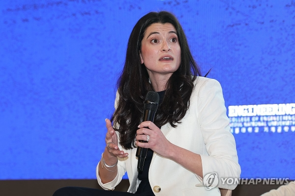 젠슨 황 엔비디아 최고경영자(CEO)의 딸인 매디슨 황 엔비디아 옴니버스 및 로보틱스 제품 마케팅 부문 수석 이사가 28일 서울 관악구 서울대학교에서 'AI 시대 리더십: 여성들의 목소리'를 주제로 강연하고 있다.