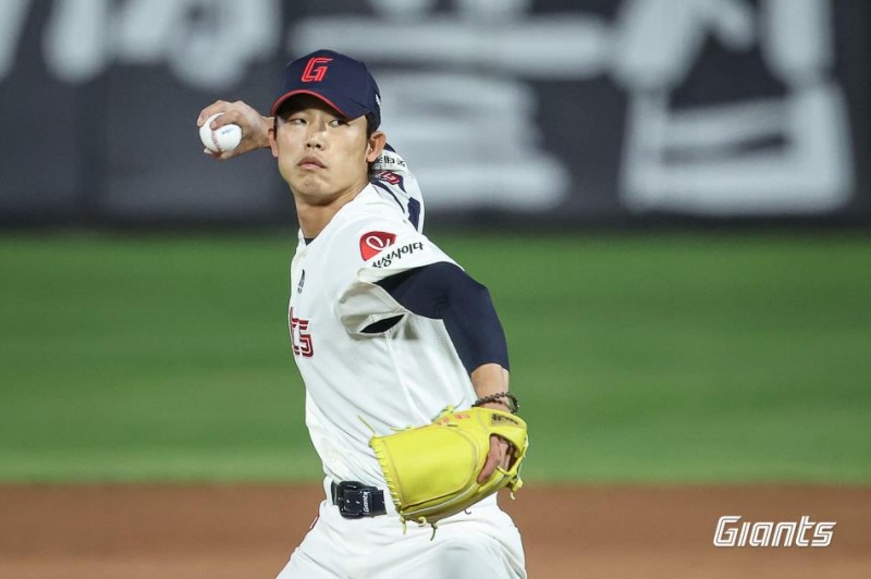 데뷔 8년 만에 첫 승리를 따낸 롯데 현도훈. / 사진=연합뉴스