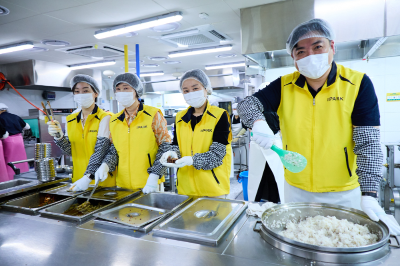 IPARK현대산업개발은 27일 광명시립하안노인복지관에서 어르신들을 위한 점심 배식 봉사활동을 진행하며 지역사회와의 상생을 실천했다. 이어서 지역 어르신들의 복지 향상과 복지관 운영 지원을 위해 사용될 기부금 전달식도 진행했다./IPARK현대산업개발