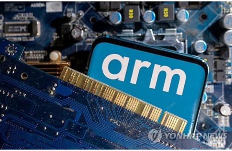 대만 TSMC가 영국 반도체 설계업체인 ARM의 남은 지분을 모두 매각했다고 로이터통신이 29일 보도했다. 사진=로이터통신, 연합뉴스