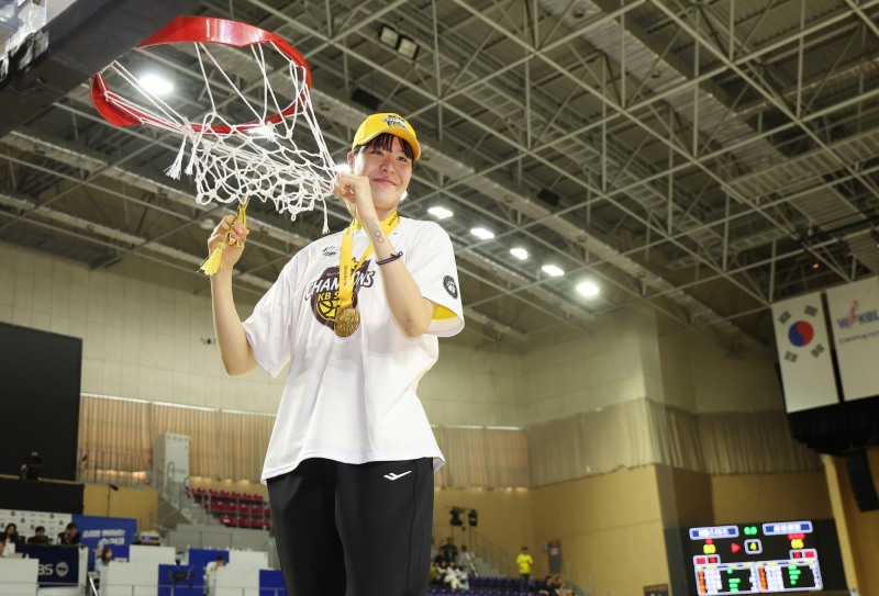 그물 커팅 세리머니하는 박지수. / 사진=연합뉴스