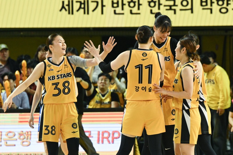 동료들과 기뻐하는 박지수. / 사진=연합뉴스