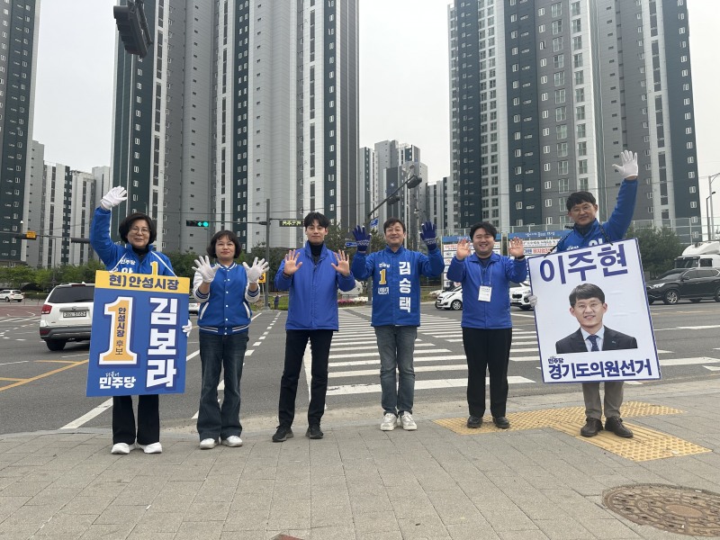 시민들을 향한 거리 인사 모습./페이스북 캡처