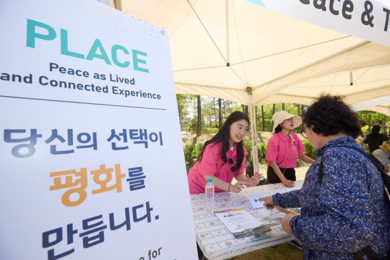 참석자들이 26일 서울 도봉구 평화문화진지에서 열린 '4·26 세계여성평화의 날 평화문화제'에서 체험 부스를 둘러보고 있다.