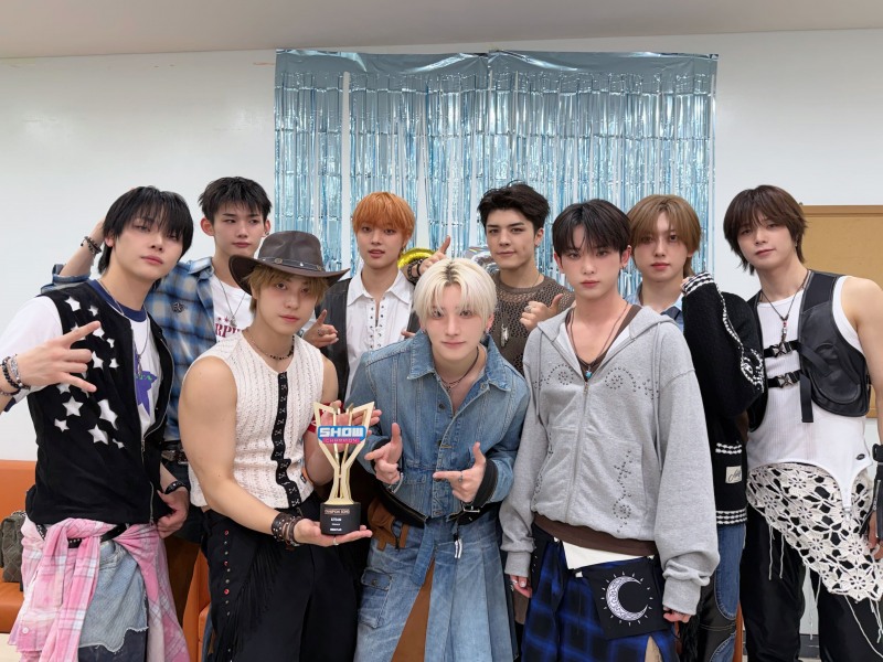 &TEAM, 음악 방송 1위…일본 미니 3집 'We on Fire'로 '쇼! 챔피언' 트로피