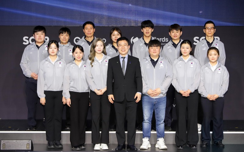2026년 당구 국가대표와 서수길 대한당구연맹 회장. / 사진=연합뉴스