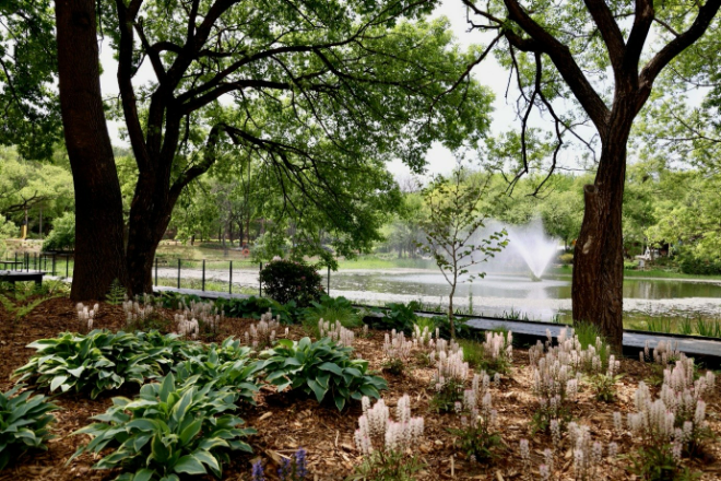 삼표그룹이 ‘2026 서울국제정원박람회’가 열리는 서울숲 일대에 조성한 삼표 정원 ‘숲으로 가는 길’의 전경. 삼표그룹은 자연주의 철학을 투영한 정원을 통해 사람과 자연이 조화롭게 공존하는 지속 가능한 미래 도시의 청사진을 제시했다. (사진=우승민 사진작가, 삼표그룹 제공)