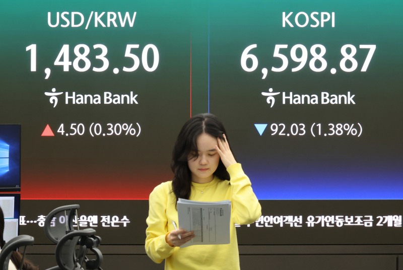 30일 서울 중구 하나은행 본점 딜링룸에 지수가 표시되고 있다. 이날 코스피는 92.03포인트(1.38%) 내린 6,598.87로 장을 마쳤다. /연합뉴스