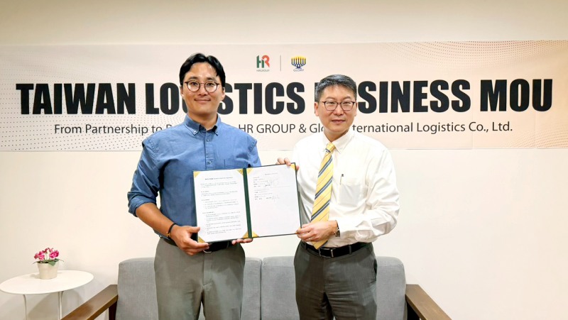 HR그룹 신호룡 대표이사(왼쪽)와 글로리 인터내셔널 로지스틱스 에드워드 샤오 대표(오른쪽)가 대만 타이베이 본사에서 물류 협력을 위한 업무협약(MOU)을 체결한 뒤 협약서를 들고 기념 촬영을 하고 있다./사진=HR그룹㈜ 미디어팀 제공