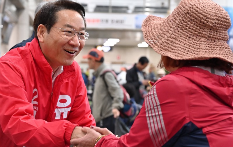 유정복 인천시장이 30일 연안여객터미널을 찾아 섬 관광객과 소통하고있다./정복 캠프