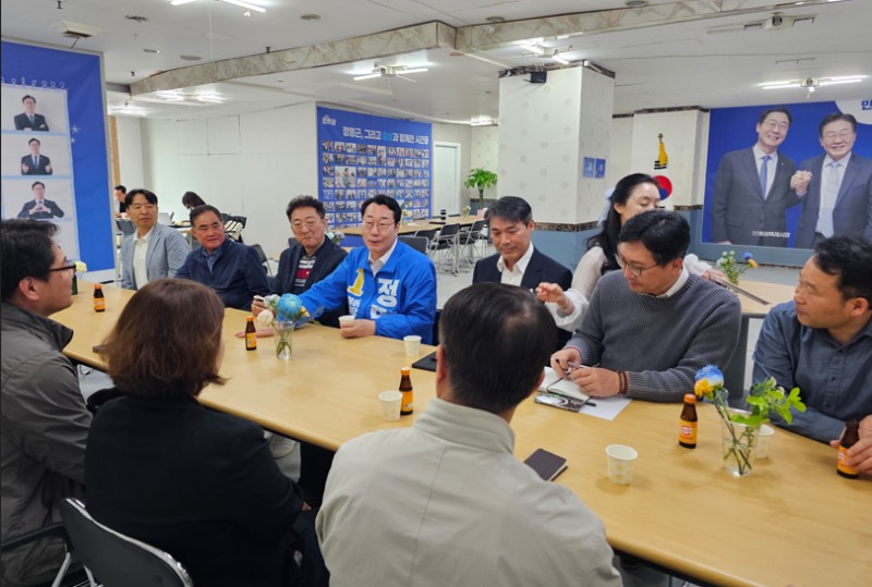 정명근 민주당 화성시장 후보가 지난 29일 소부장 AI융합 기술협의회 관계자들과 간담회를 하고있다. /정명근후보 선거사무소