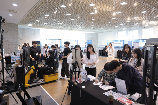 가천대학교가 지난 4월 30일, 교내 가천관에서 개최한 ‘2026 첨단산업분야 우수인재 캠퍼스 리크루팅’에서 학생들이 VR 면접 체험과 기업 채용관 상담에 참여하고 있다. (사진제공=가천대)