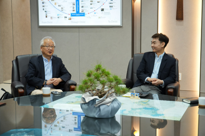 박성진 총장(오른쪽)과 Luke Lee 교수(왼쪽)가 포항 지역 바이오 산업 발전과 양 기관 간 연구 협력 방안에 대해 대화를 나누고 있다. (사진제공=한동대)
