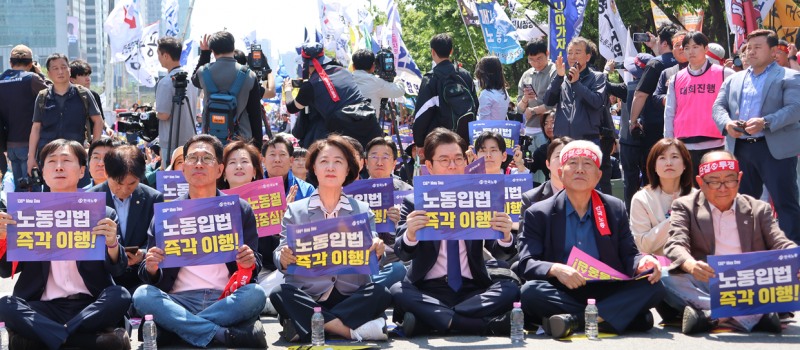 한국노총 전국노동자대뢰에 참석한 추미애 민주당 경기도지사 후보./선거캠프
