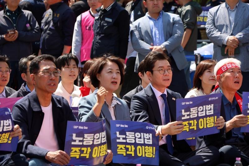 추미애 민주당 경기도지사 후보가 1일 노동절을 맞아 한국노총 전국노동자대회에 참석했다./선거캠프