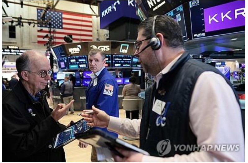 AI 투자 성과에 대한 기대감이 다시 부각되며 S&P500지수와 나스닥지수가 사상 최고가 행진을 이어가고 있다. 사진=AFP, 연합뉴스