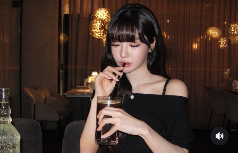 BJ케이 여자친구 과즙세연, 블랙 오프숄더 데일리룩으로 시선 강탈