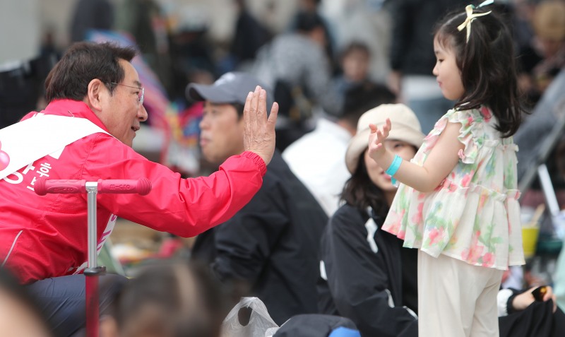 유정복 국힘 인천시장 후보가 2일 인천 서구 아시아드주경기장에서 열린 ‘우주보다 큰 꿈 아동축제’에서 시민들과 인사하고 있다./정복 캠프