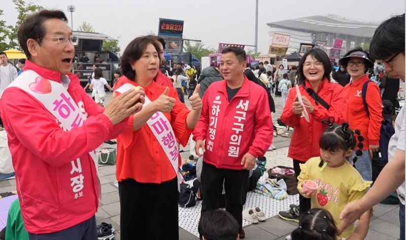 유정보 국힘 인천시장 후보와 아내 최은영 여사 등이 7남매 부모에게 격려의 박수를 보내고 있다./정복 캡프