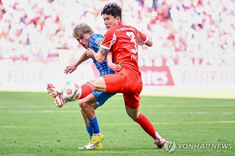 볼 다툼하는 김민재 / 사진=연합뉴스