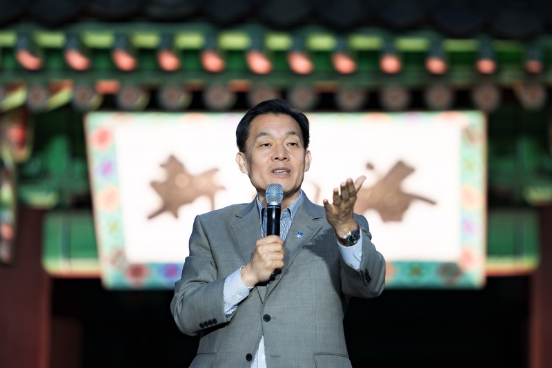 이재준 수원시장이 2일 개막공연에서 인사말을 하고 있다./수원시