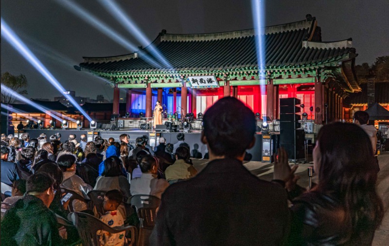 수원시가 화성행궁 야간개장 개막공연을 열고 있다./수원시