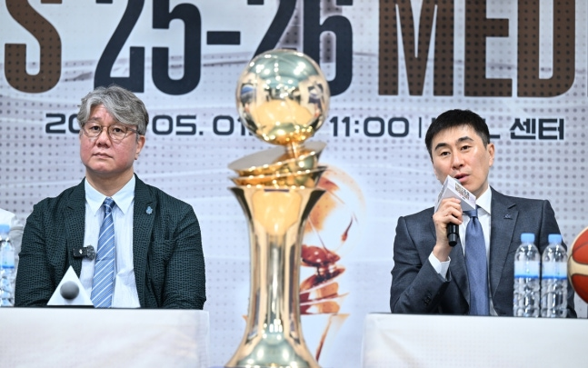 소노의 손창환(왼쪽) 감독과 KCC의 이상민 감독 / 사진=KBL 제공. 연합뉴스