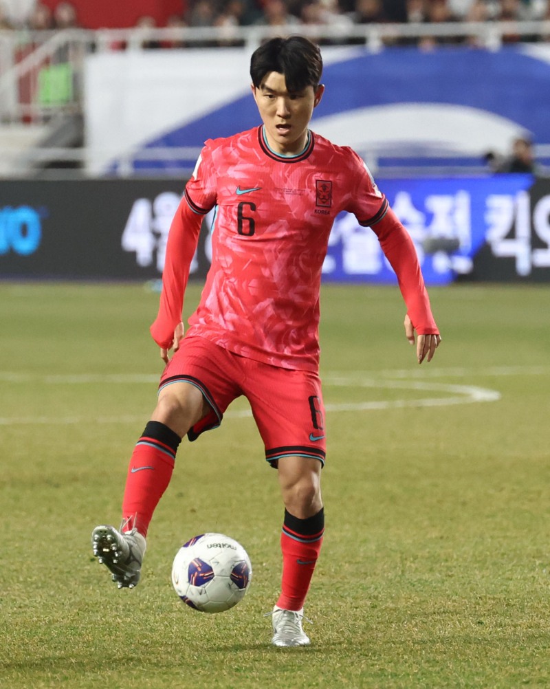패스할 곳 찾는 황인범. / 사진=연합뉴스