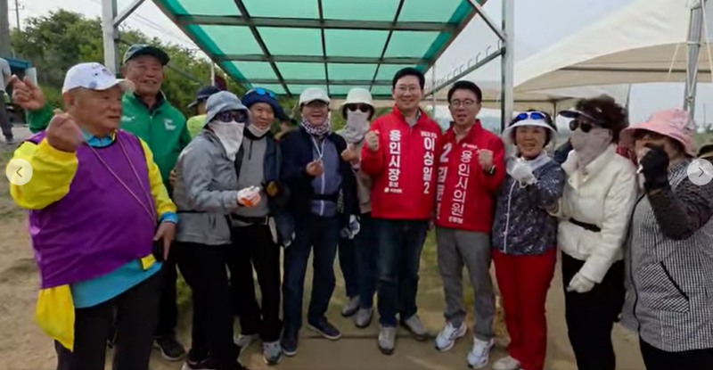 이상일 용인시장 후보가 2일 파크골프장에서 어르신들괴 기념촬영을 하고있다./페북 캡처