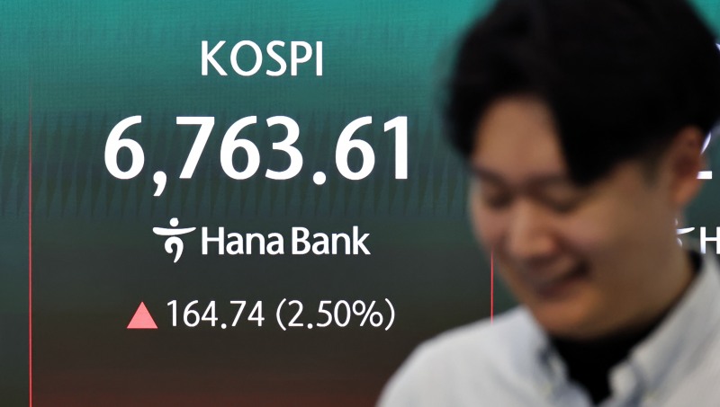 4일 서울 중구 하나은행 딜링룸 현황판에 코스피가 표시되고 있다./연합뉴스