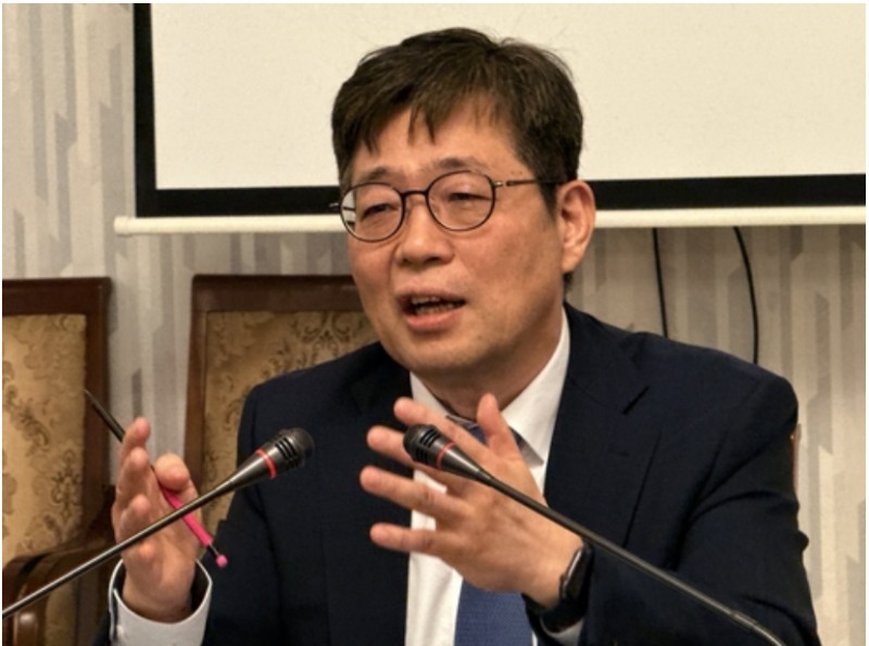 유상대 한국은행부총재가 3일 ADB 연차총회에서 금리인상을 고민할 때라고 밝혀 주목을 끌고 있다. 사진=연합뉴스