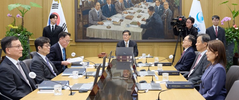 사진: 4월 금통위 통방 회의 모습, 왼쪽에서 두 번째가 유상대 부총재