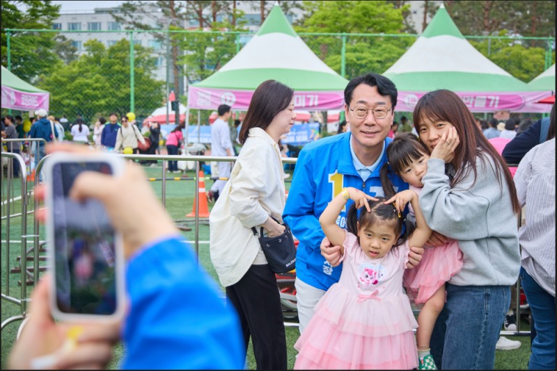 정명근 화성시장 후보가 시민들과 기념촬영을 하고 있다./선거캠프.
